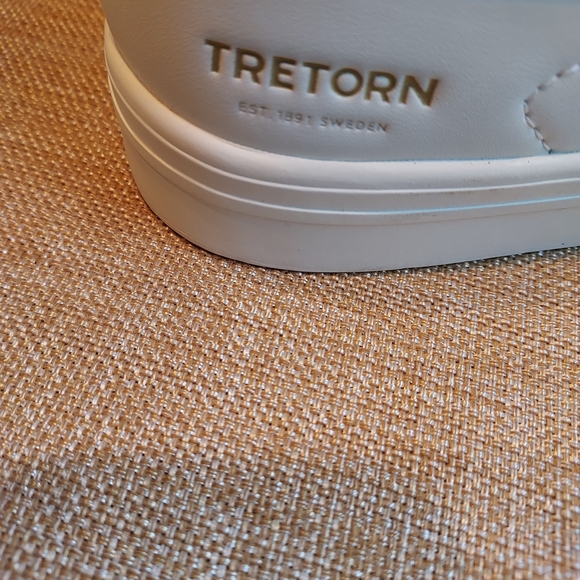 Tretorn White and Silver Women's Sneakers LIKE NEW! BUT TAGS REMOVED! Size 8 - Picture 2 of 7